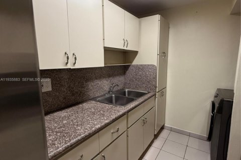 Condo in Miami, Florida, 2 bedrooms  № 1994288 - photo 2