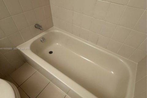 Condo in Miami, Florida, 2 bedrooms  № 1994288 - photo 11