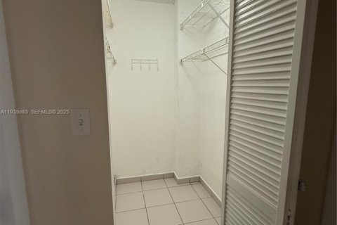 Condo in Miami, Florida, 2 bedrooms  № 1994288 - photo 16