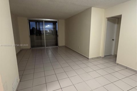 Condo in Miami, Florida, 2 bedrooms  № 1994288 - photo 6