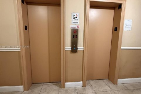 Condo in Miami, Florida, 2 bedrooms  № 1994288 - photo 26