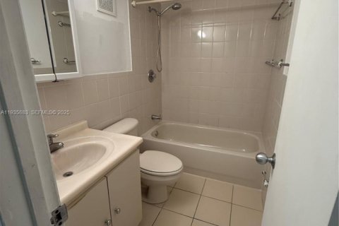 Condo in Miami, Florida, 2 bedrooms  № 1994288 - photo 9