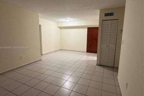 Condo in Miami, Florida, 2 bedrooms  № 1994288 - photo 7