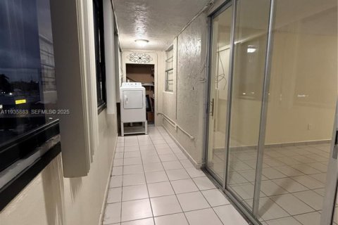 Condo in Miami, Florida, 2 bedrooms  № 1994288 - photo 21