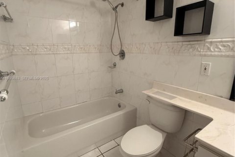 Condo in Miami, Florida, 2 bedrooms  № 1994288 - photo 14