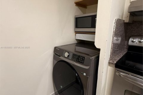 Condo in Miami, Florida, 2 bedrooms  № 1994288 - photo 4