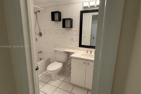 Condo in Miami, Florida, 2 bedrooms  № 1994288 - photo 13