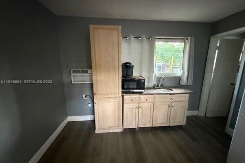 Commercial property in Fort Lauderdale, Florida 211.35 sq.m. № 2060437 - photo 6