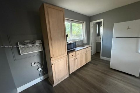 Commercial property in Fort Lauderdale, Florida 211.35 sq.m. № 2060437 - photo 14