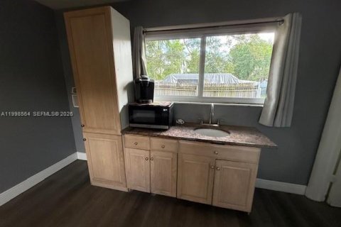 Commercial property in Fort Lauderdale, Florida 211.35 sq.m. № 2060437 - photo 10