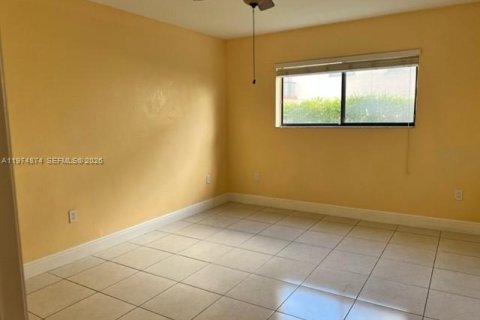 Condo in Hialeah, Florida, 2 bedrooms  № 2036141 - photo 10