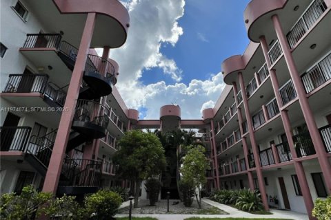 Condo in Hialeah, Florida, 2 bedrooms  № 2036141 - photo 19
