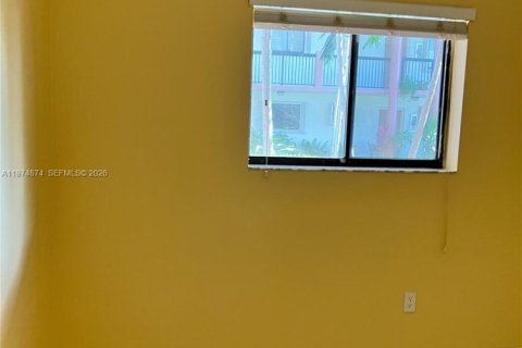 Condo in Hialeah, Florida, 2 bedrooms  № 2036141 - photo 13