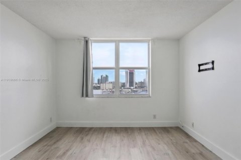 Studio in the Condo in Hallandale Beach, Florida № 2082641 - photo 15