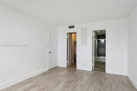 Studio in the Condo in Hallandale Beach, Florida № 2082641 - photo 19
