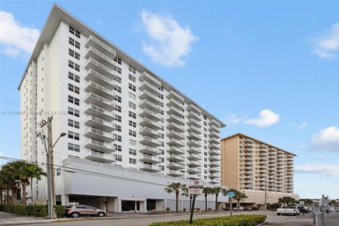 Studio in the Condo in Hallandale Beach, Florida  № 2082641