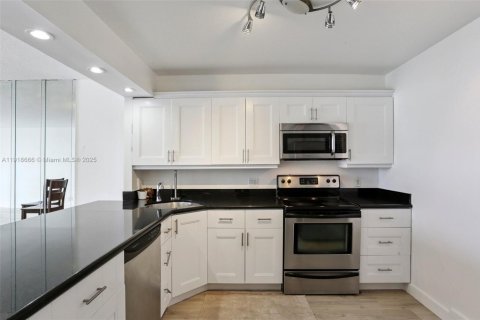 Studio in the Condo in Hallandale Beach, Florida № 2082641 - photo 8