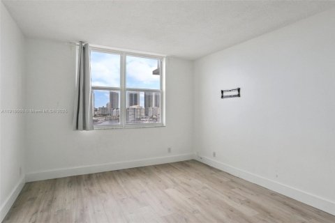 Studio in the Condo in Hallandale Beach, Florida № 2082641 - photo 17