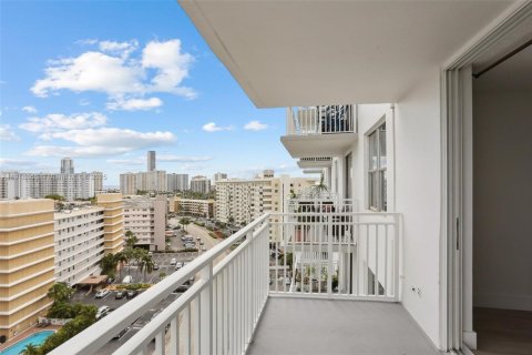 Studio in the Condo in Hallandale Beach, Florida № 2082641 - photo 23