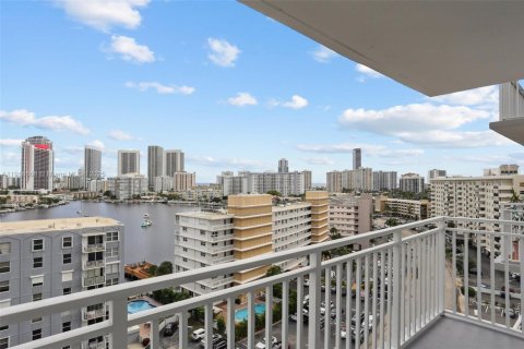 Studio in the Condo in Hallandale Beach, Florida № 2082641 - photo 2