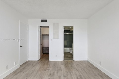 Studio in the Condo in Hallandale Beach, Florida № 2082641 - photo 18
