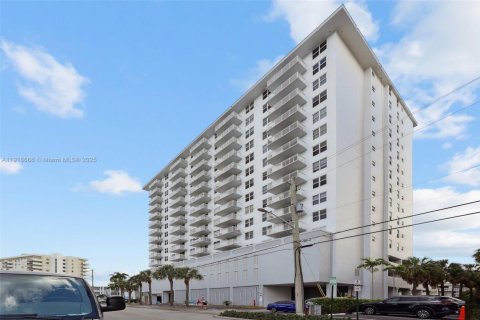 Studio in the Condo in Hallandale Beach, Florida № 2082641 - photo 5