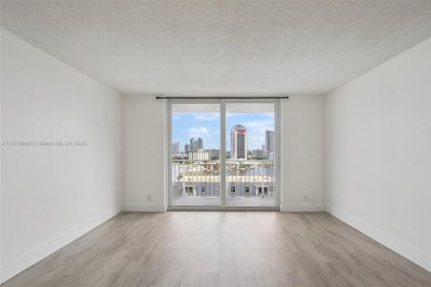 Studio in the Condo in Hallandale Beach, Florida № 2082641 - photo 9
