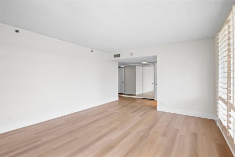 Condo in Boca Raton, Florida, 3 bedrooms  № 2392573 - photo 20