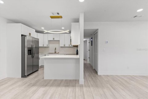 Villa ou maison à vendre à Tampa, Floride: 4 chambres, 137.68 m2 № 1765217 - photo 4