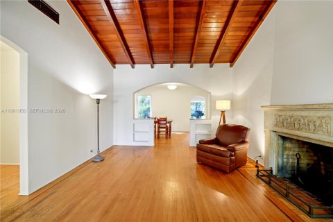 Дом в Майами, Флорида 8 комнат, 118.73м2 № 2052669