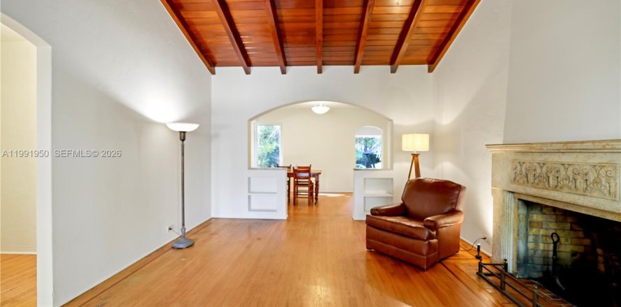 Дом в Майами, Флорида 8 комнат, 118.73м2 № 2052669