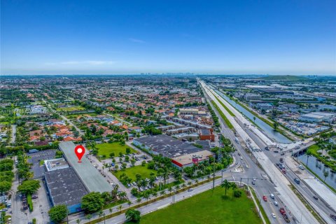 Propiedad comercial en venta en Hialeah Gardens, Florida № 1925116 - foto 18