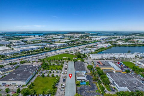 Propiedad comercial en venta en Hialeah Gardens, Florida № 1925116 - foto 12