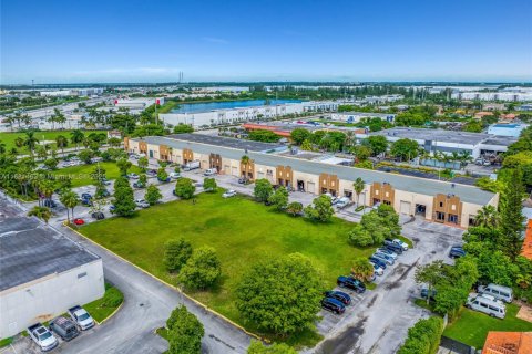Propiedad comercial en venta en Hialeah Gardens, Florida № 1925116 - foto 8