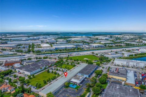 Propiedad comercial en venta en Hialeah Gardens, Florida № 1925116 - foto 14