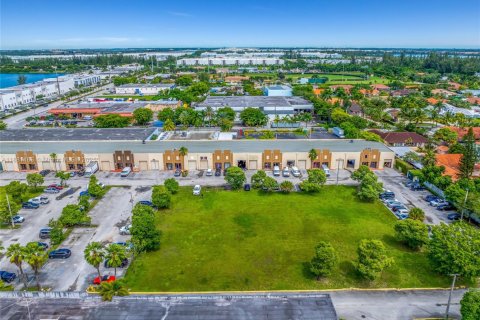 Propiedad comercial en venta en Hialeah Gardens, Florida № 1925116 - foto 9