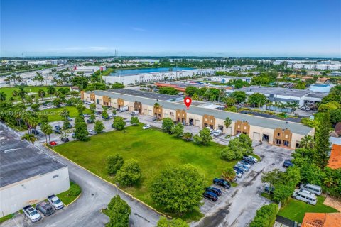 Propiedad comercial en venta en Hialeah Gardens, Florida № 1925116 - foto 1