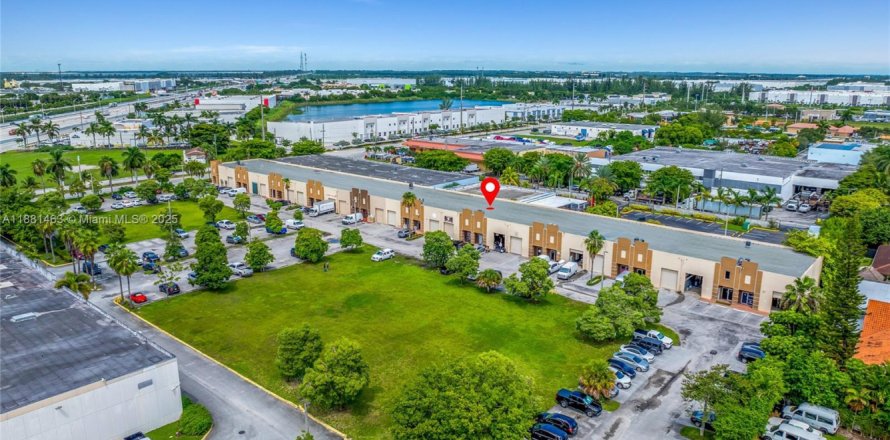 Propiedad comercial en Hialeah Gardens, Florida № 1925116