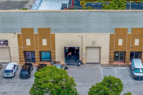 Propiedad comercial en venta en Hialeah Gardens, Florida № 1925116 - foto 10
