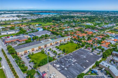 Propiedad comercial en venta en Hialeah Gardens, Florida № 1925116 - foto 19