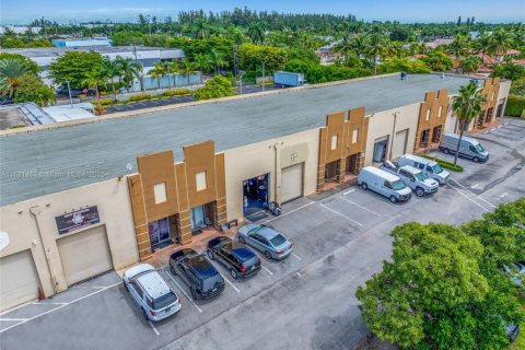Propiedad comercial en venta en Hialeah Gardens, Florida № 1925116 - foto 3