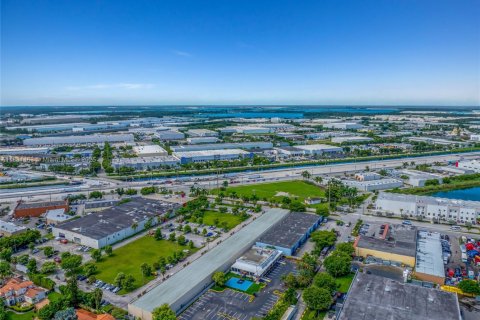 Propiedad comercial en venta en Hialeah Gardens, Florida № 1925116 - foto 13