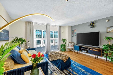 Condo in Miami, Florida, 1 bedroom  № 1963811 - photo 13