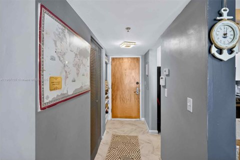 Condo in Miami, Florida, 1 bedroom  № 1963811 - photo 3