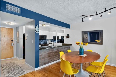 Condo in Miami, Florida, 1 bedroom  № 1963811 - photo 2