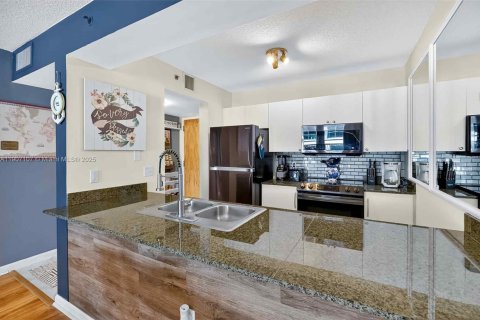 Condo in Miami, Florida, 1 bedroom  № 1963811 - photo 7