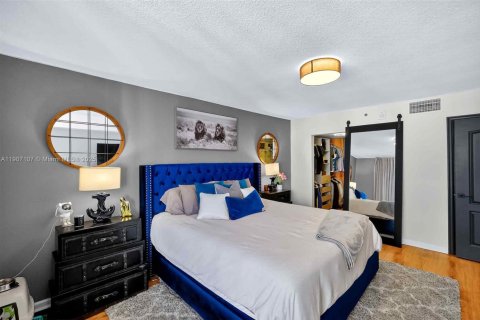 Condo in Miami, Florida, 1 bedroom  № 1963811 - photo 11