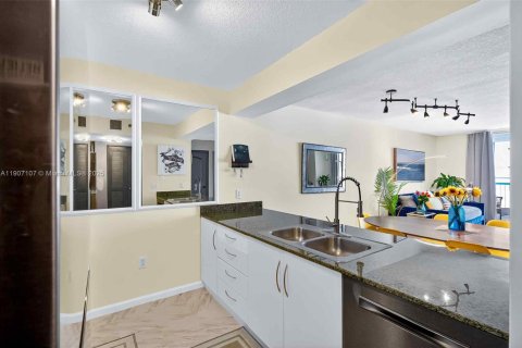 Condo in Miami, Florida, 1 bedroom  № 1963811 - photo 4