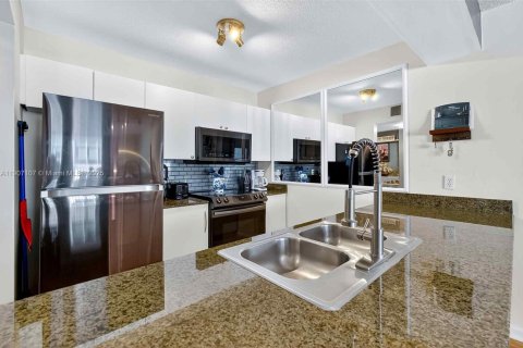 Condo in Miami, Florida, 1 bedroom  № 1963811 - photo 6