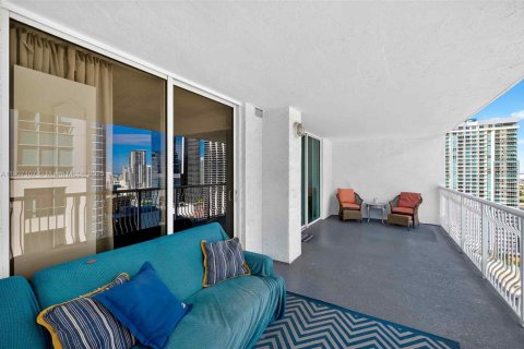 Condo in Miami, Florida, 1 bedroom  № 1963811 - photo 23